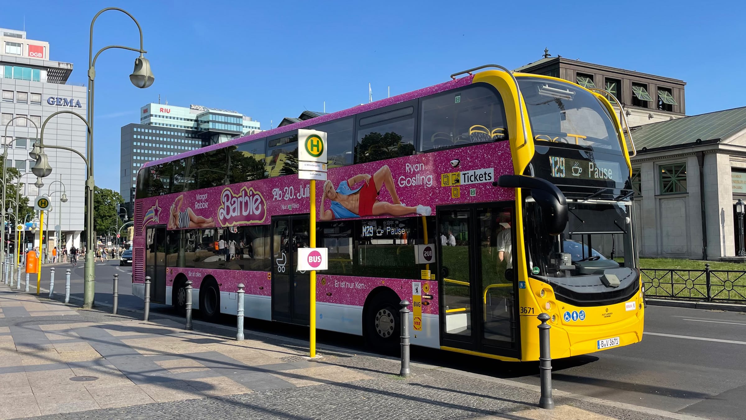 Barbie — Doppeldecker in Vollbeklebung, Berlin