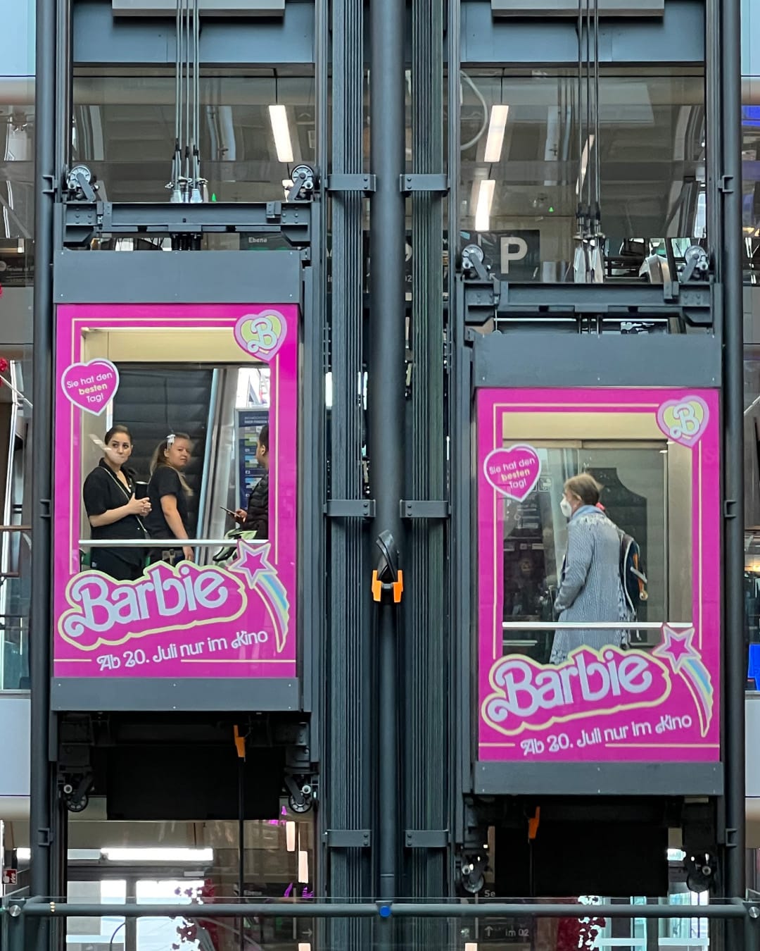 Barbie — beide Fahrstühle in der Mall