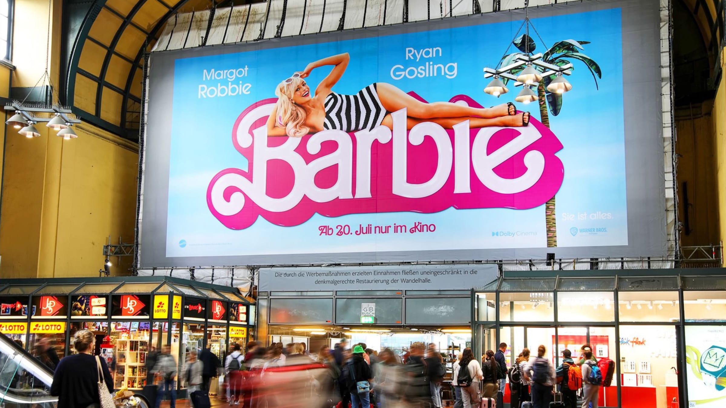 Barbie — Großfläche in der Wandelhalle, Hamburg Hauptbahnhof